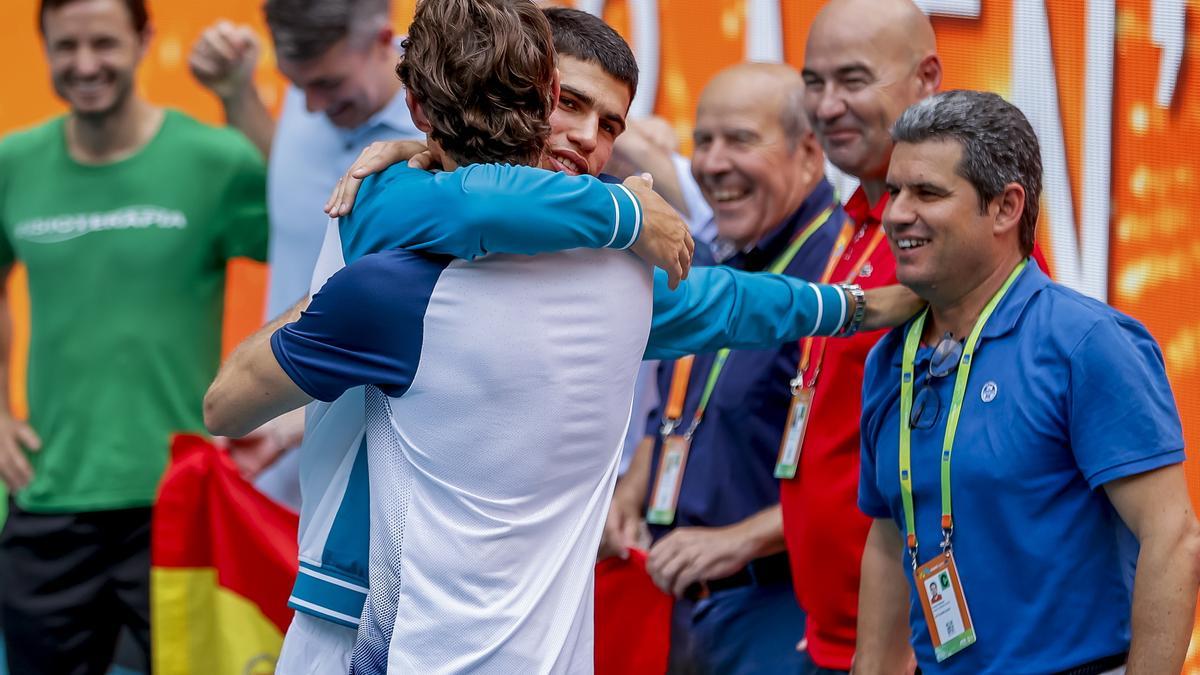 Ferrero abraza a Alcaraz tras su victoria en Miami