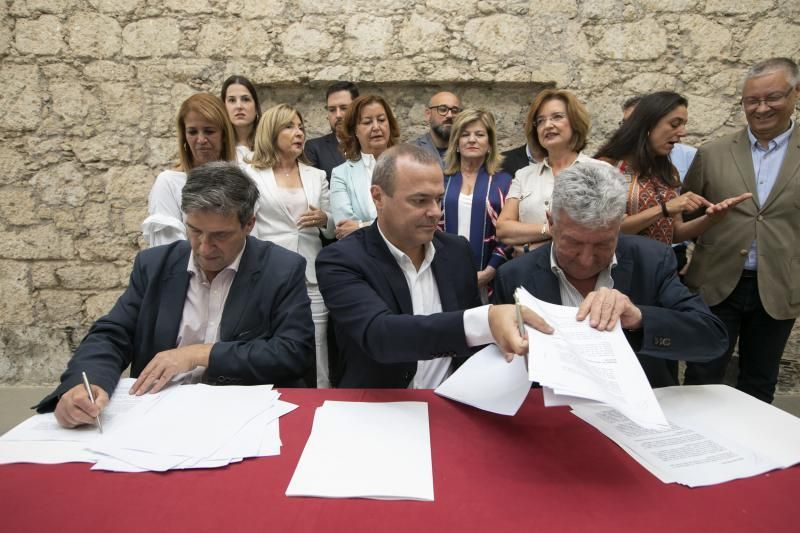 Firma del pacto tripartito para el Ayuntamiento de
