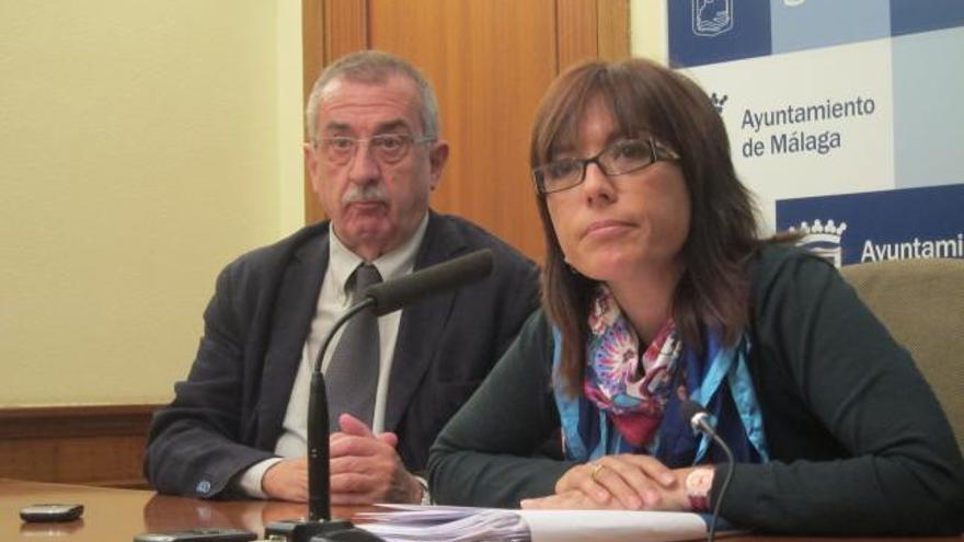 El viceportavoz, Hernández Pezzi, y la portavoz socialista, María Gámez, en rueda de prensa.