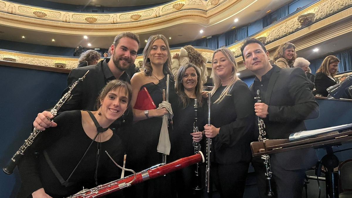 Santandreu, a la derecha, junto a sus compañeros y compañeras de la ópera Tosca