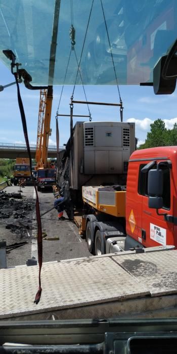 Les tasques de rescat el vehicle cremat a Riudellots per part de Grues Pallí