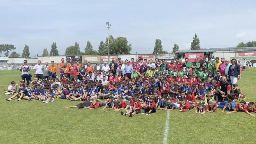 Foto de familia con los equipos finalistas de ayer en O Vao, con técnicos, organizadores y patrocinadores. // @VigoCup