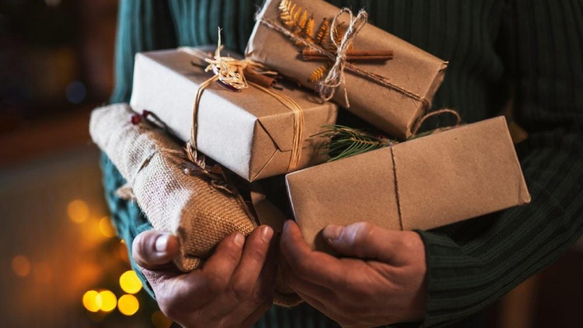 Hombre con paquetes de regalo