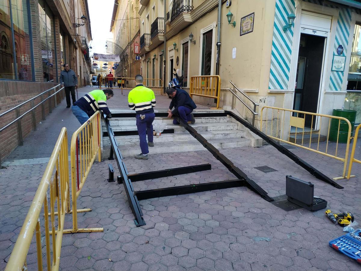 Treballs d'instal·lació de la rampa que salva els escalons, en els preparatius de la processó de Sant Antoni, en una imatge d'arxiu.