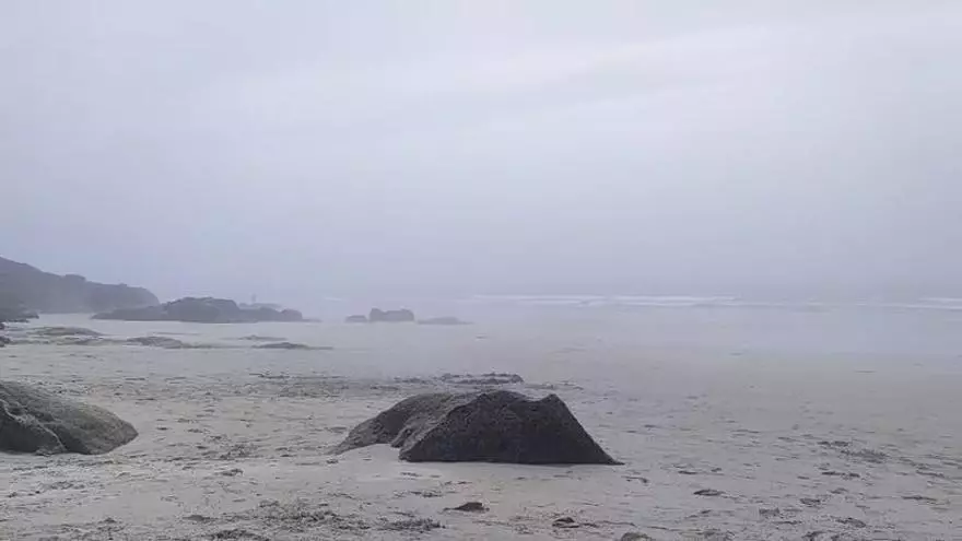 La niebla atlántica alivia la ola de calor de Santiago: hasta 10 grados menos a solo 30 kilómetros