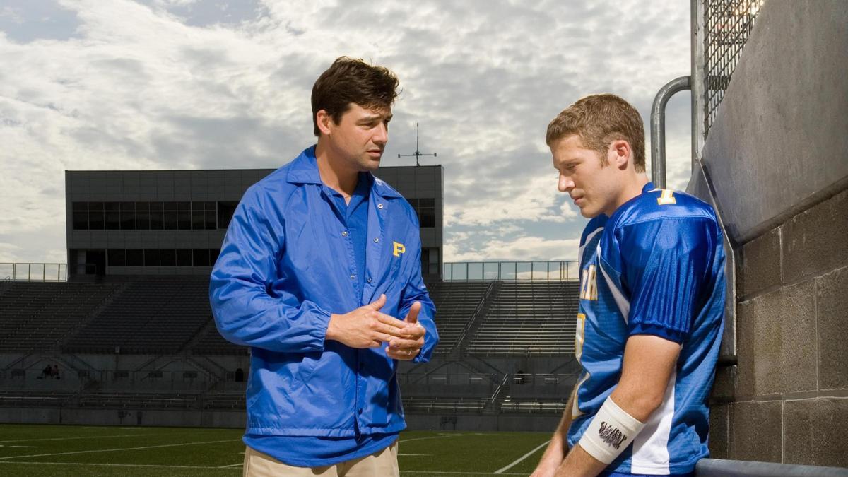 Kyle Chandler y Zach Gilford en la serie 'Friday Night Lights'.