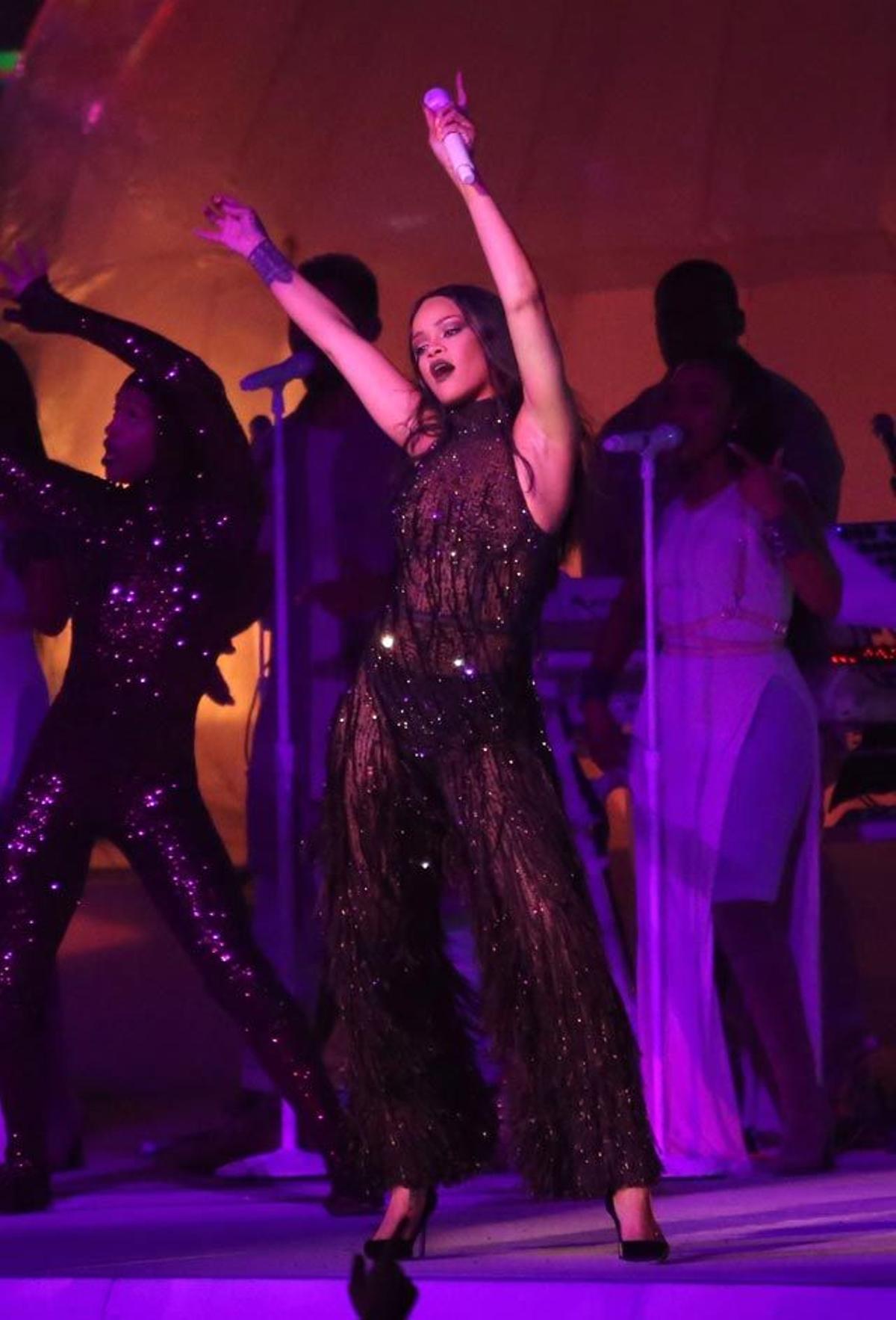Rihanna, con su body negro transparente largo en el concierto de Vancouver