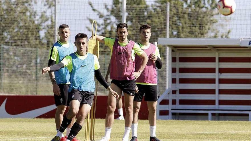 Por la izquierda, André Sousa, Pedro Díaz, Hernán Santana y Nacho Méndez, durante el entrenamiento de ayer en Mareo.