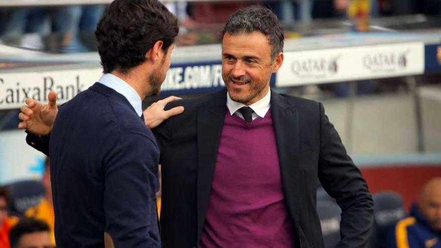 Víctor y Luis Enrique se saludan antes del encuentro de ayer en el Camp Nou.