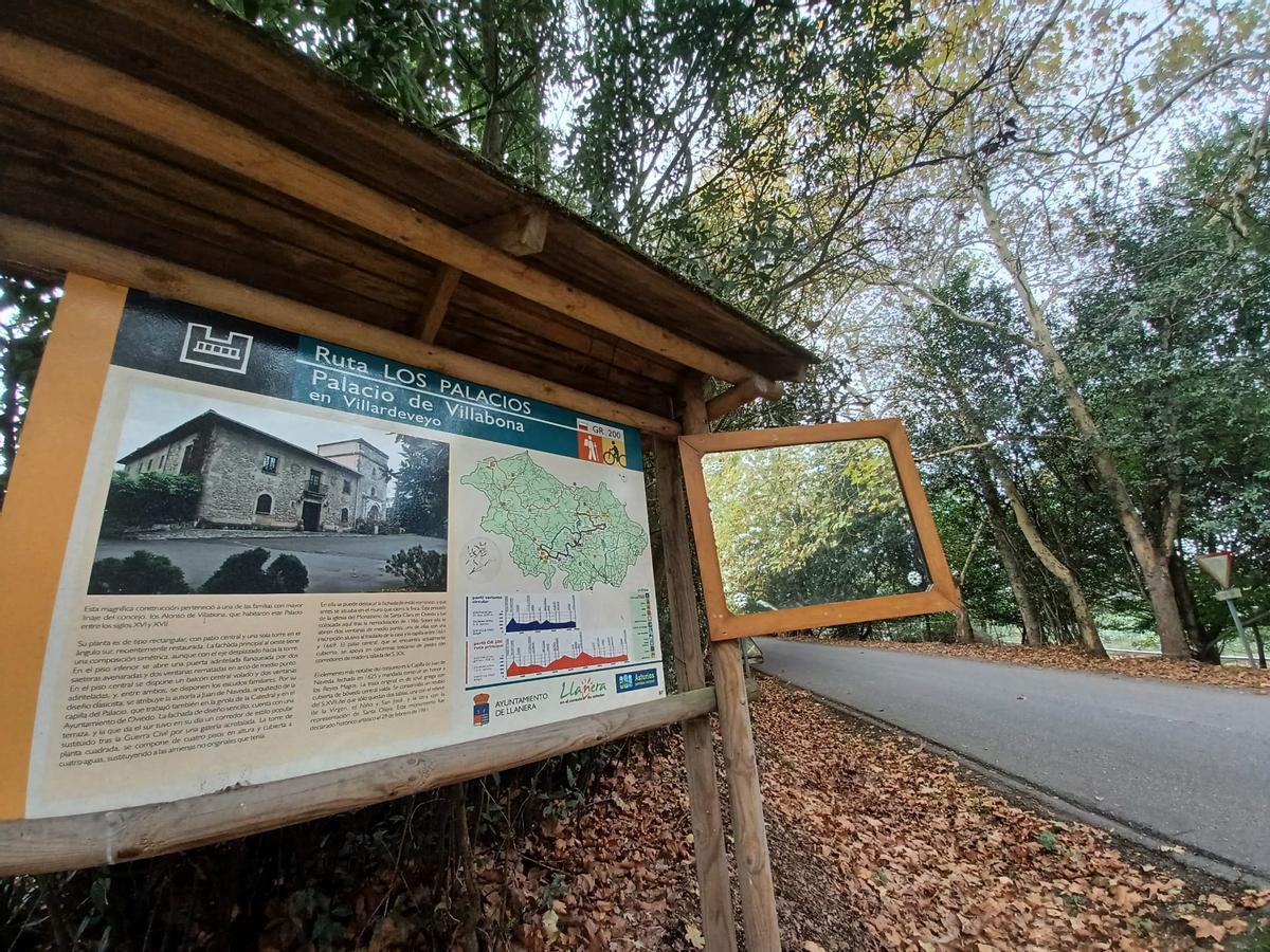 Panel informativo sobre el palacio, que no se encuentra en la ruta de subida al palacio, sino en un vial paralelo.