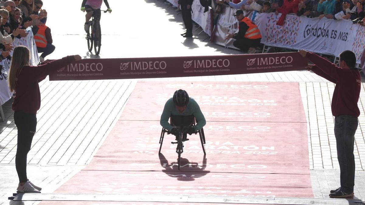 Un atleta en silla de ruedas atraviesa la meta en la pasada edición de la Media Maratón de Córdoba.