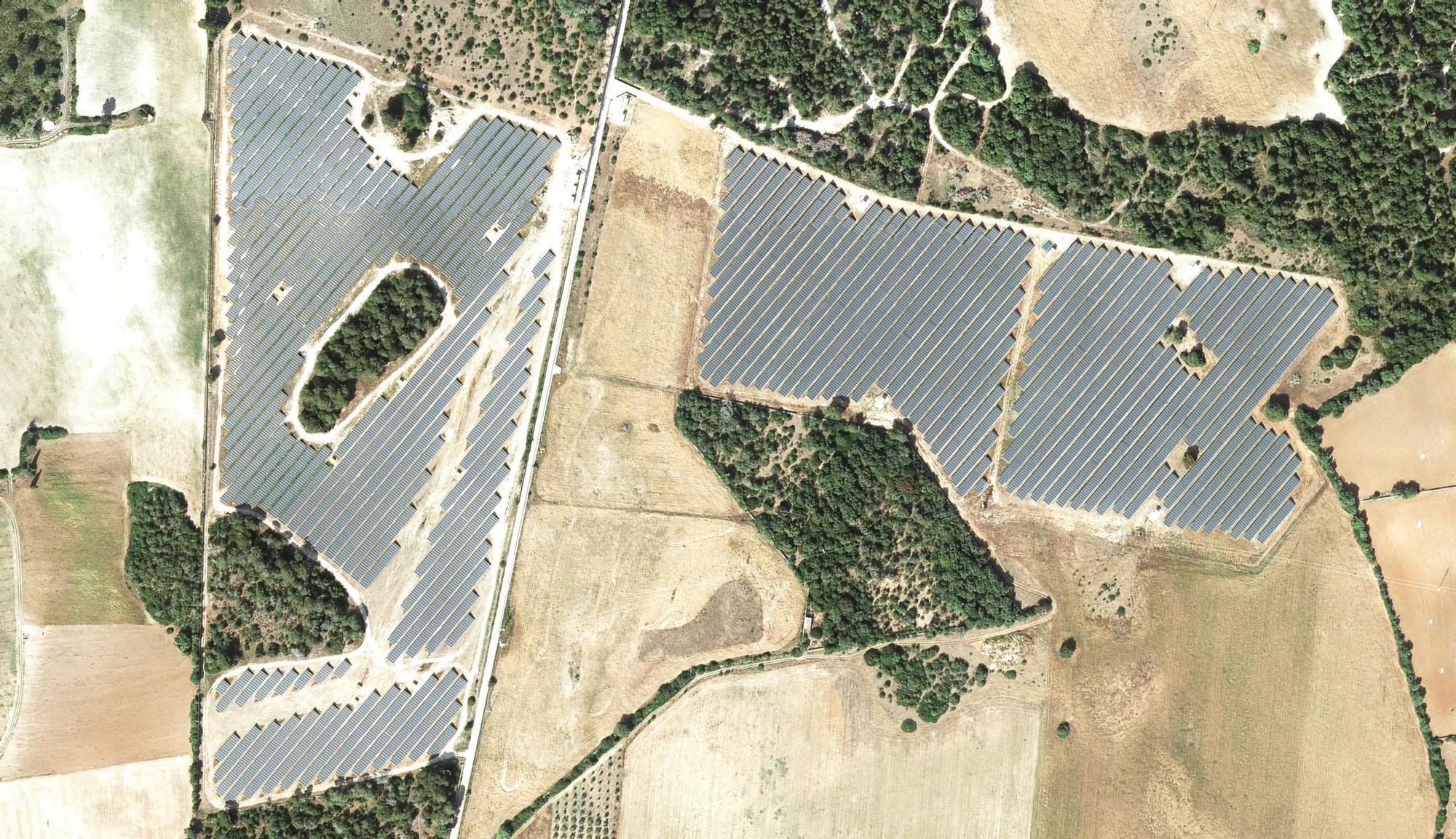 Parques fotovoltaicos | Esta es la comparativa del suelo rústico antes y después de las placas solares