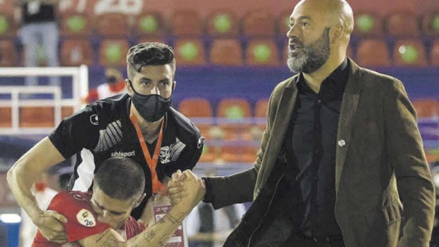David Movilla y Coque consuelan a un compañero tras la eliminación en el partido de Almendralejo. | LOZ