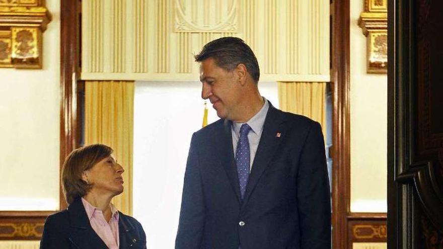 Carme Forcadell, ayer, con el portavoz del PP Rafael Albiol. // Efe