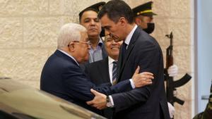 El president palestí Mahmud Abbas (esquerra) i el president espanyol Pedro Sánchez, a Ramal·lah el novembre del 2023.  | ALAA BADARNEH / EFE