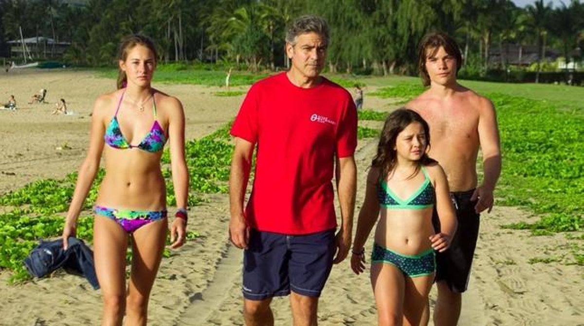 George Clooney en una seqüència del film ’Los descendientes’.