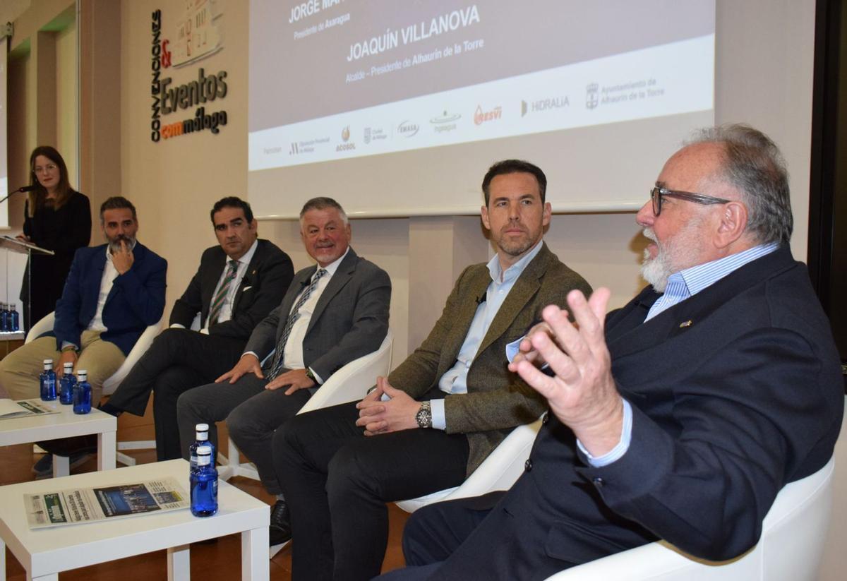 El alcalde de Alhaurín de la Torre, Joaquín Villanova, participó en una de las mesas redondas