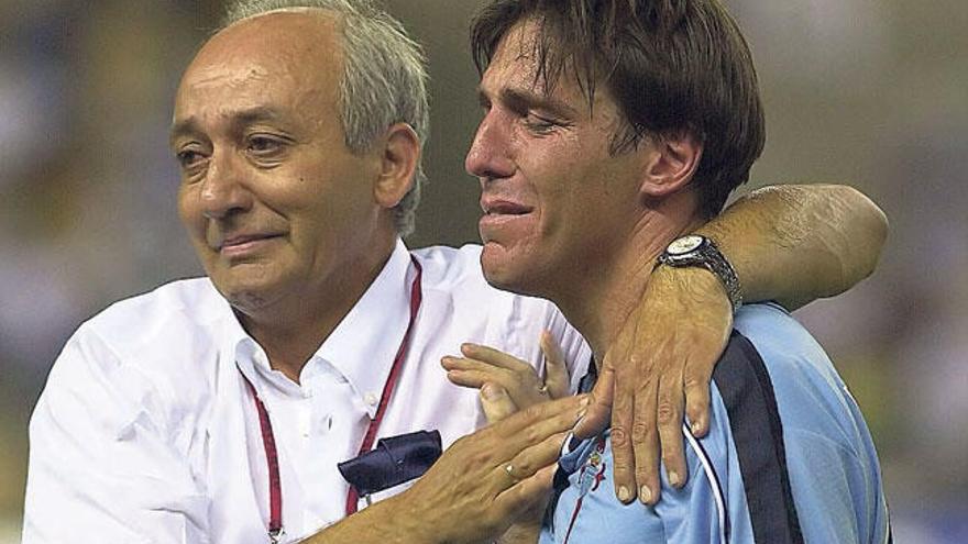 González y Berizzo lloran tras la derrota céltica en la final copera de 2001. // Cameselle