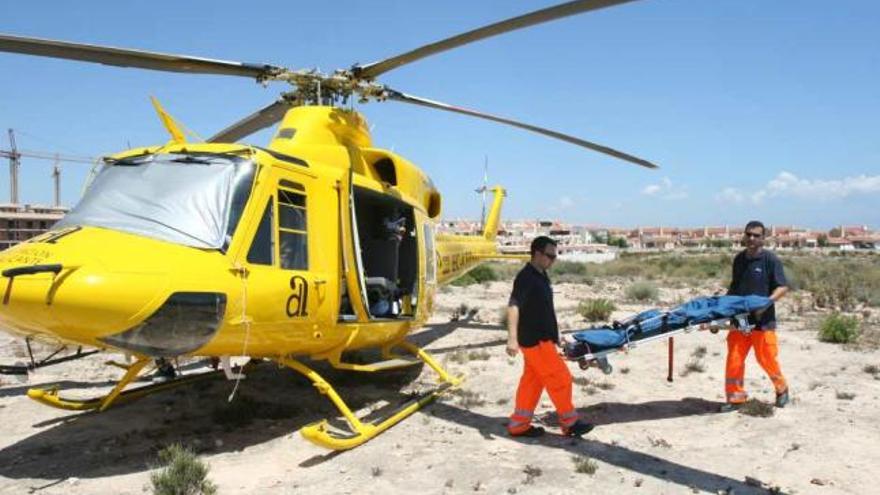 Imagen del helicóptero de emergencias sanitarias, que dejará de funcionar a partir del lunes.