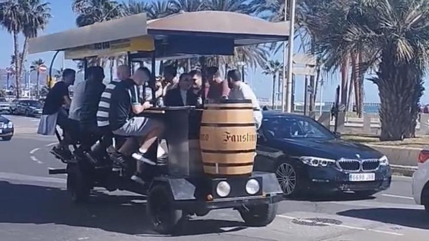 Momento en que el vehículo circula por la glorieta Antonio Molina.