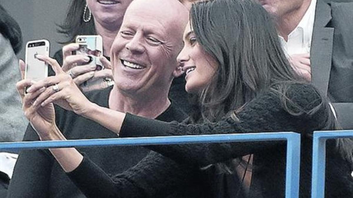 Bruce Willis practica el arte del 'selfie' en el tenis_MEDIA_1