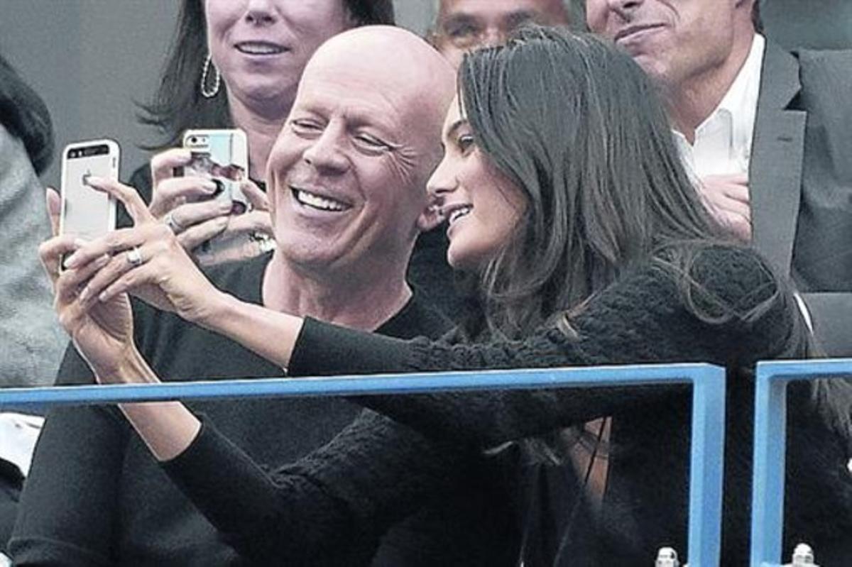 Bruce Willis practica lart del selfie al tennis_MEDIA_1 Bruce Willis practica lart del selfie al tennis_MEDIA_1