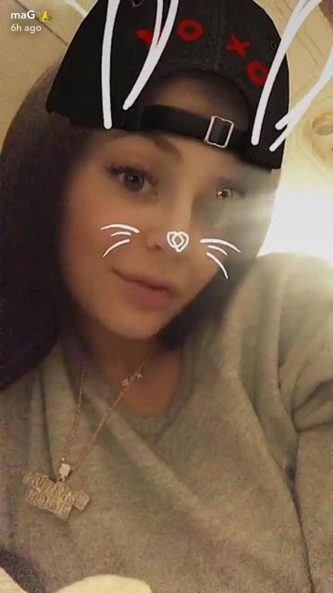 Kylie Jenner con un colgante de bloques de construcción