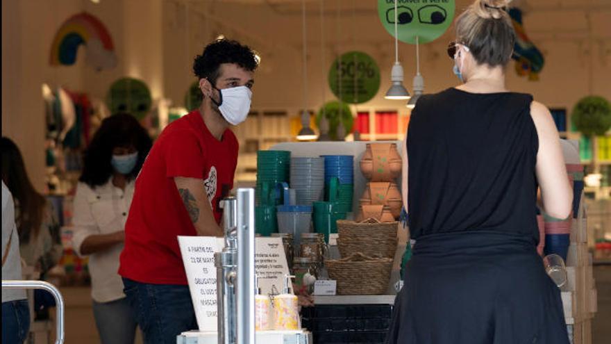 Imagen de un comercio que ha comenzado a abrir al público con el aforo limitado.