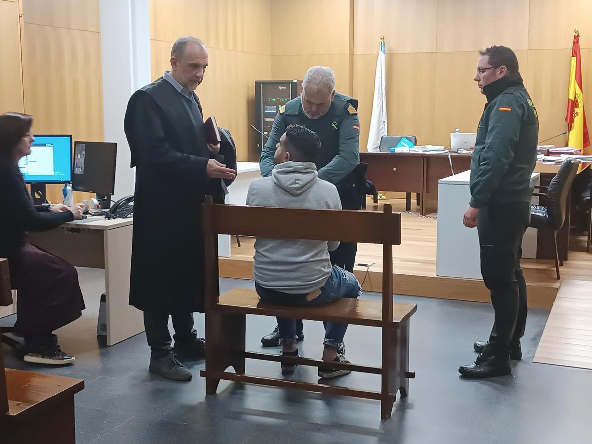 Los guardias ponen las esposas al acusado tras la finalización de la vista en la que admitió el acoso y aceptó trabajos comunitarios.