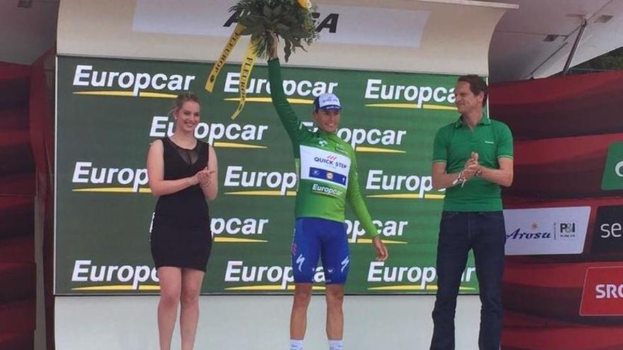 Enric Mas en el podio con el maillot verde de líder de la clasificación de los jóvenes.