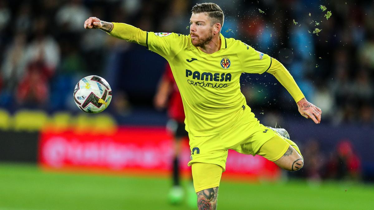 Alberto Moreno en una acción ante el Osasuna.