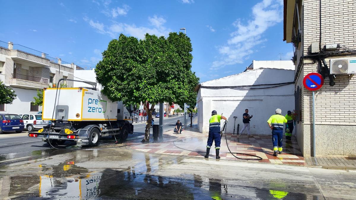 Baldeo de calles con agua no potable en Palma del Río
