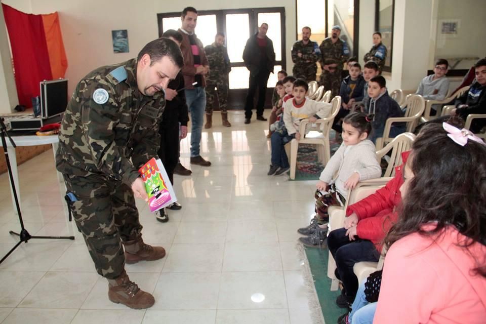 FOTOGALERÍA / La Brigada Líbano entrega juguetes a niños de un orfanato