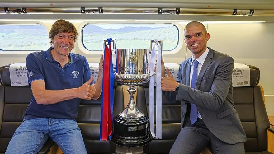 La copa ya está en Sevilla preparada para el clásico del sábado