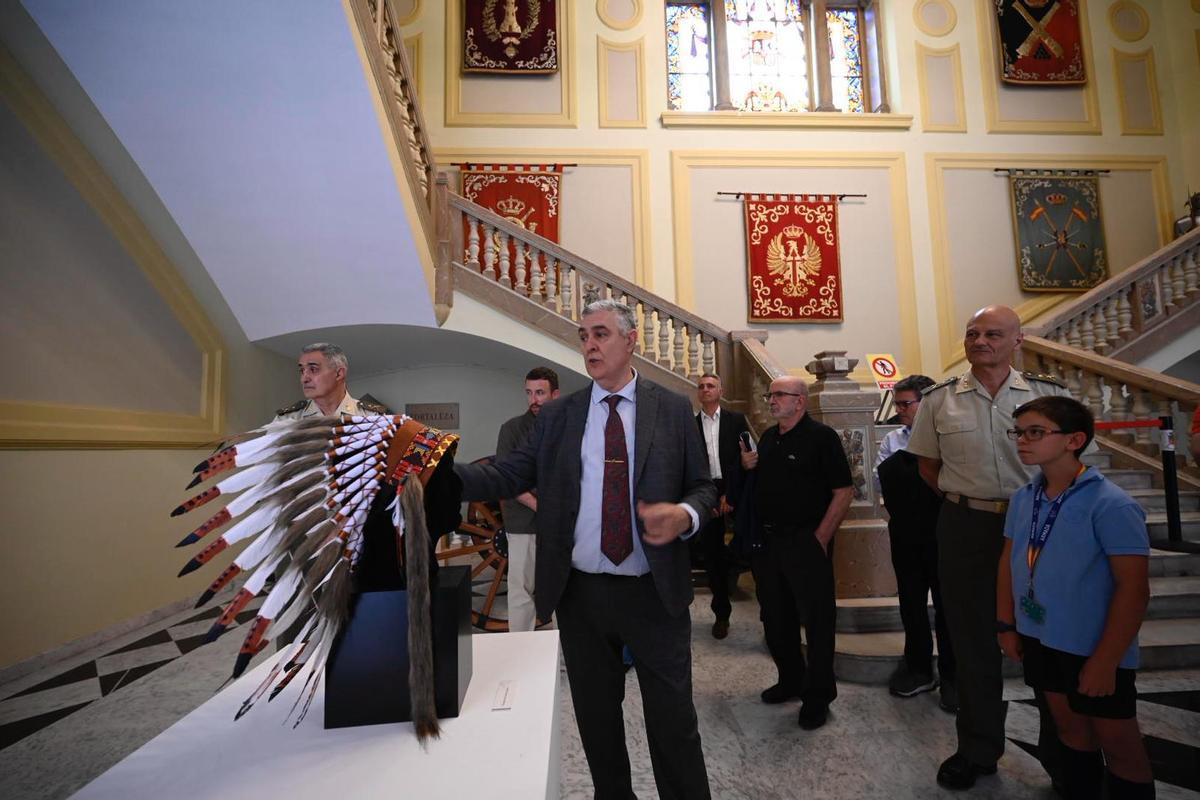 El comisario de la exposición sobre la aportación española a la independencia norteamericana, José Antonio Cuevas, junto a un tocado indio que se muestra en el Gobierno Militar de Barcelona.