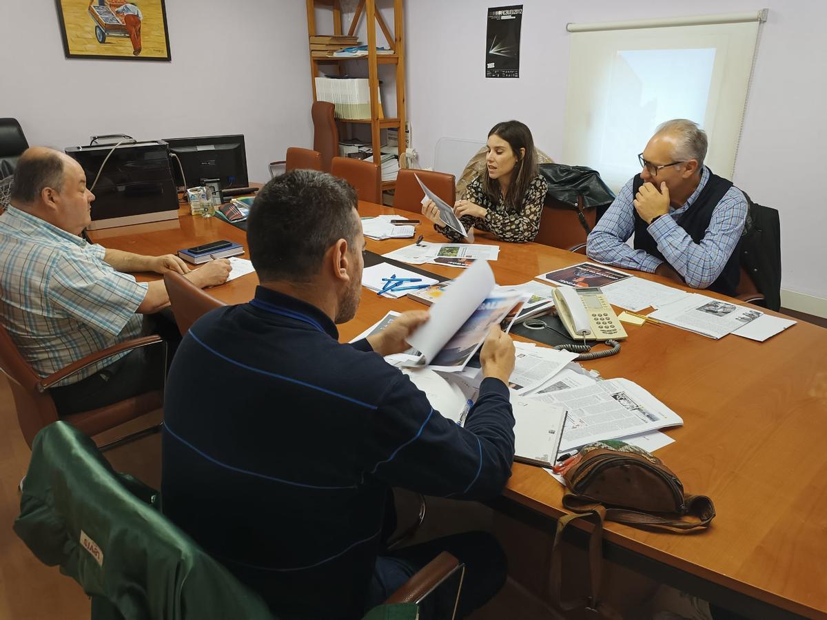 O xurado do certame de xornalismo durante a súa deliberación este sábado en Bueu.
