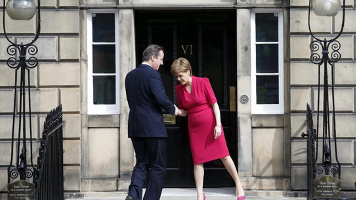 El primer ministro británico David Cameron y la líder del SNP Nicola Sturgeon se reúnen por primera vez desde las elecciones generales en el Reino Unido.