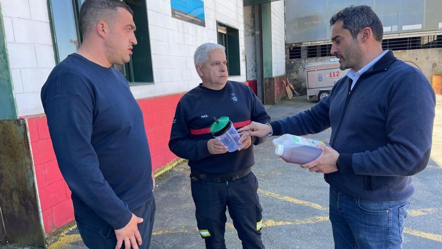 Marcos Mariño y Pablo Areán con un profesional de Protección Civil.