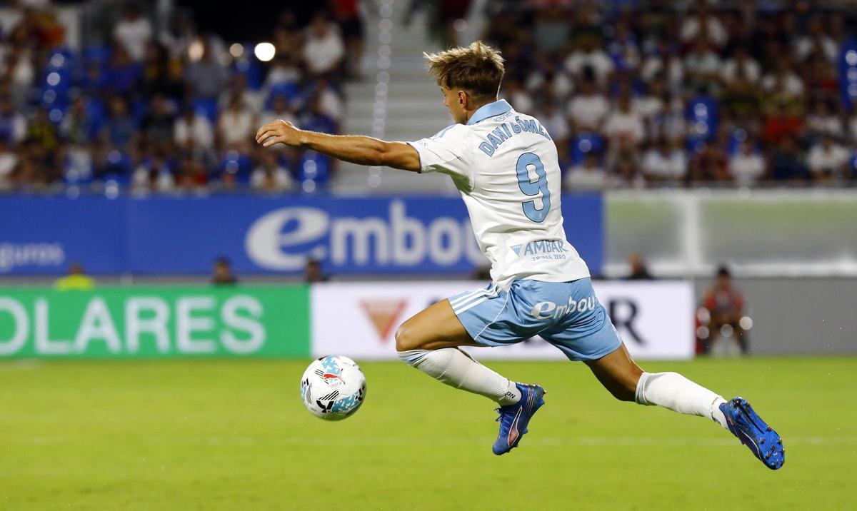 Dani Gómez intenta atrapar un balón en un partido