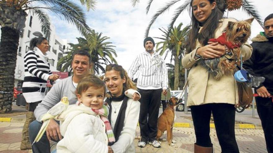 Paola y Wity posan para la cámara junto a los padres de la pequeña y en presencia de algunas mascotas más.