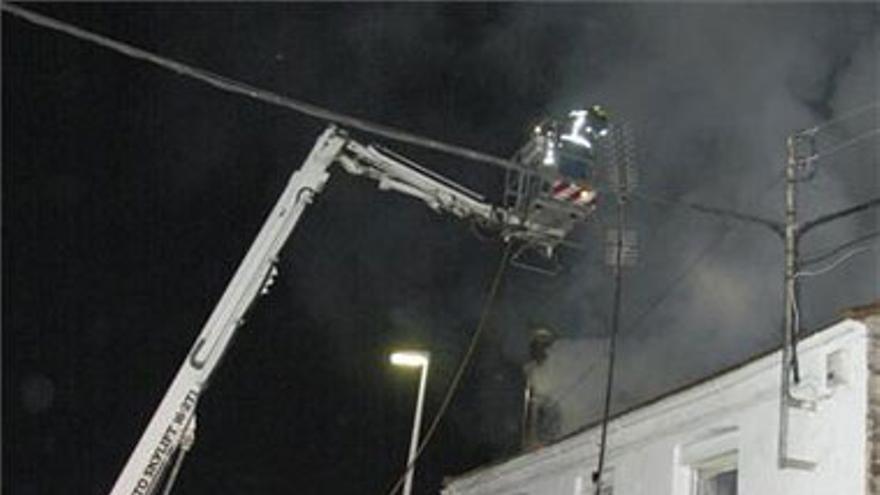 Salen ilesos del incendio y derrumbe de una casa