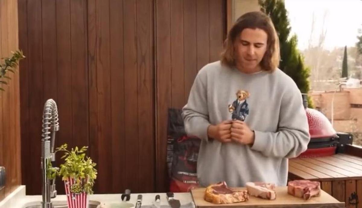 Captura del vídeo de Daniel Sancho cortando carne de buey. Captura del vídeo de Daniel Sancho cortando carne de buey.
