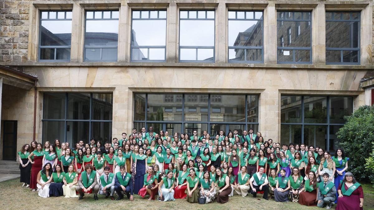 La Facultad Jovellanos despide en la Laboral a sus 379 nuevos "embajadores"