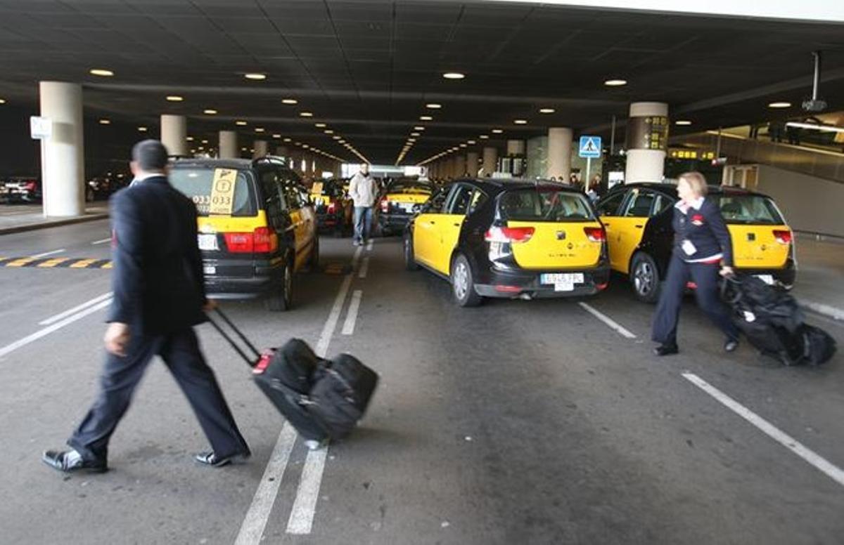 Taxis a la parada de la T-1 del Prat.