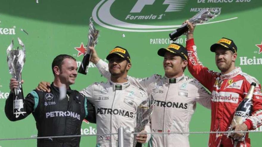 Podio del Gran Premio de México, con el ingeniero de Mercedes, Hamilton, Rosberg y Vettel.