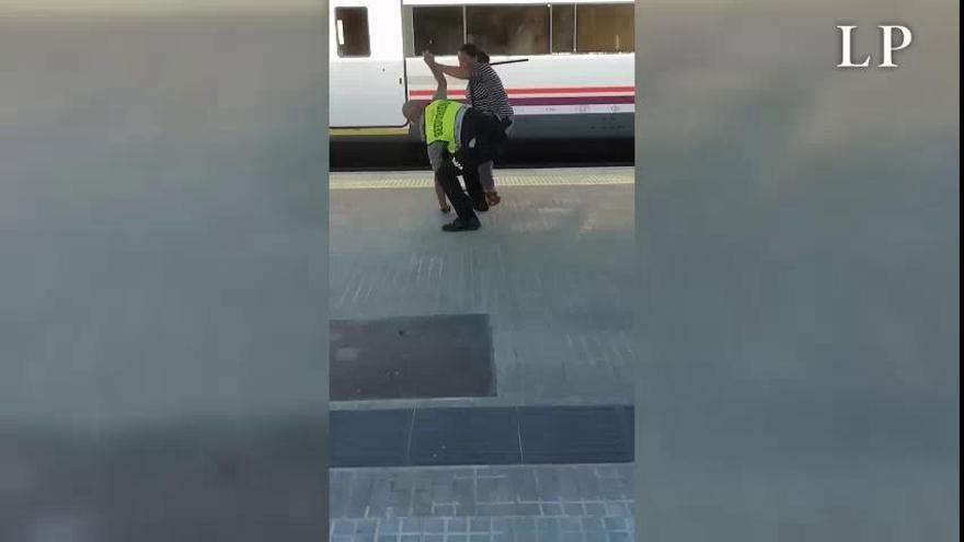 Una mujer agrede a un vigilante en una estación de Cercanías barcelonesa