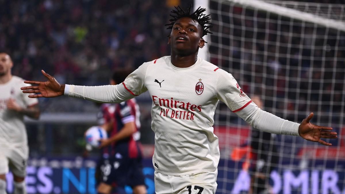 Rafael Leao festeja un gol con el Milan en el estadio Renato Dall'Ara de Bolonia