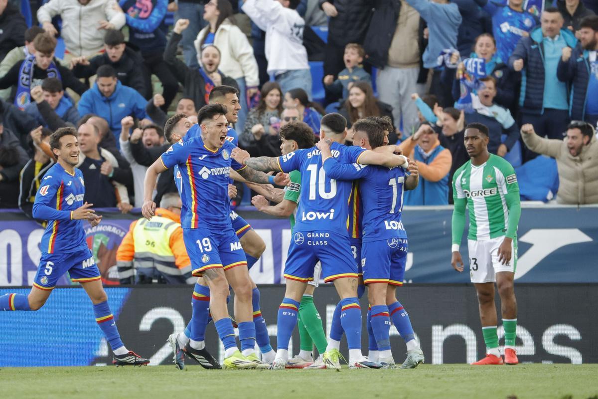 GETAFE (MADRID), 08/03/2026.- El centrocampista del Getafe Kiko Femenía celebaa con sus compañeros tras marcar el primer gol durante el partido de LaLiga entre el Getafe y el Betis, este domingo en el Coliseo. EFE/Zipi