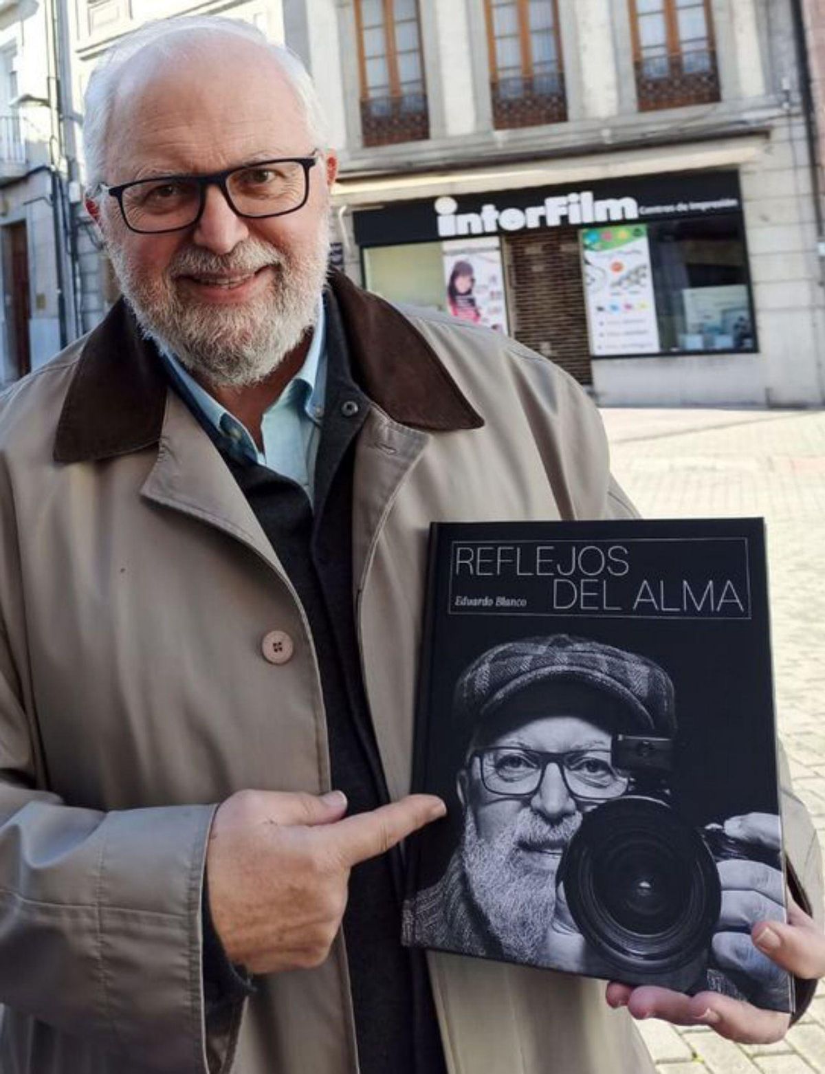 Eduardo Blanco con un ejemplar de “Reflejos del alma”. | S. Arias