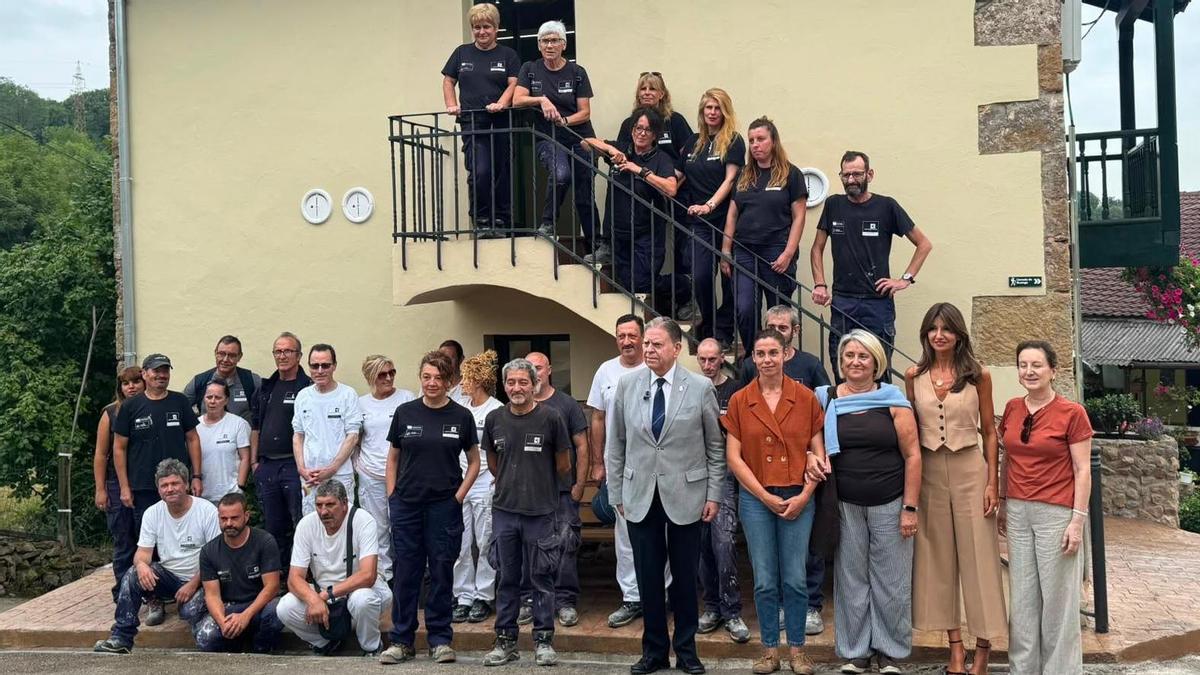 El alcalde, Alfredo Canteli, en el centro, con los trabajadores del taller de empleo.